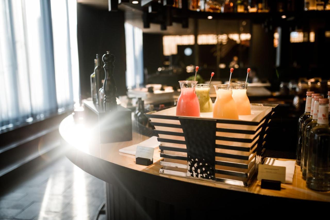 루머스 뮌헨, 오토그래프 컬렉션 호텔 외부 사진 A selection of cocktails at a bar