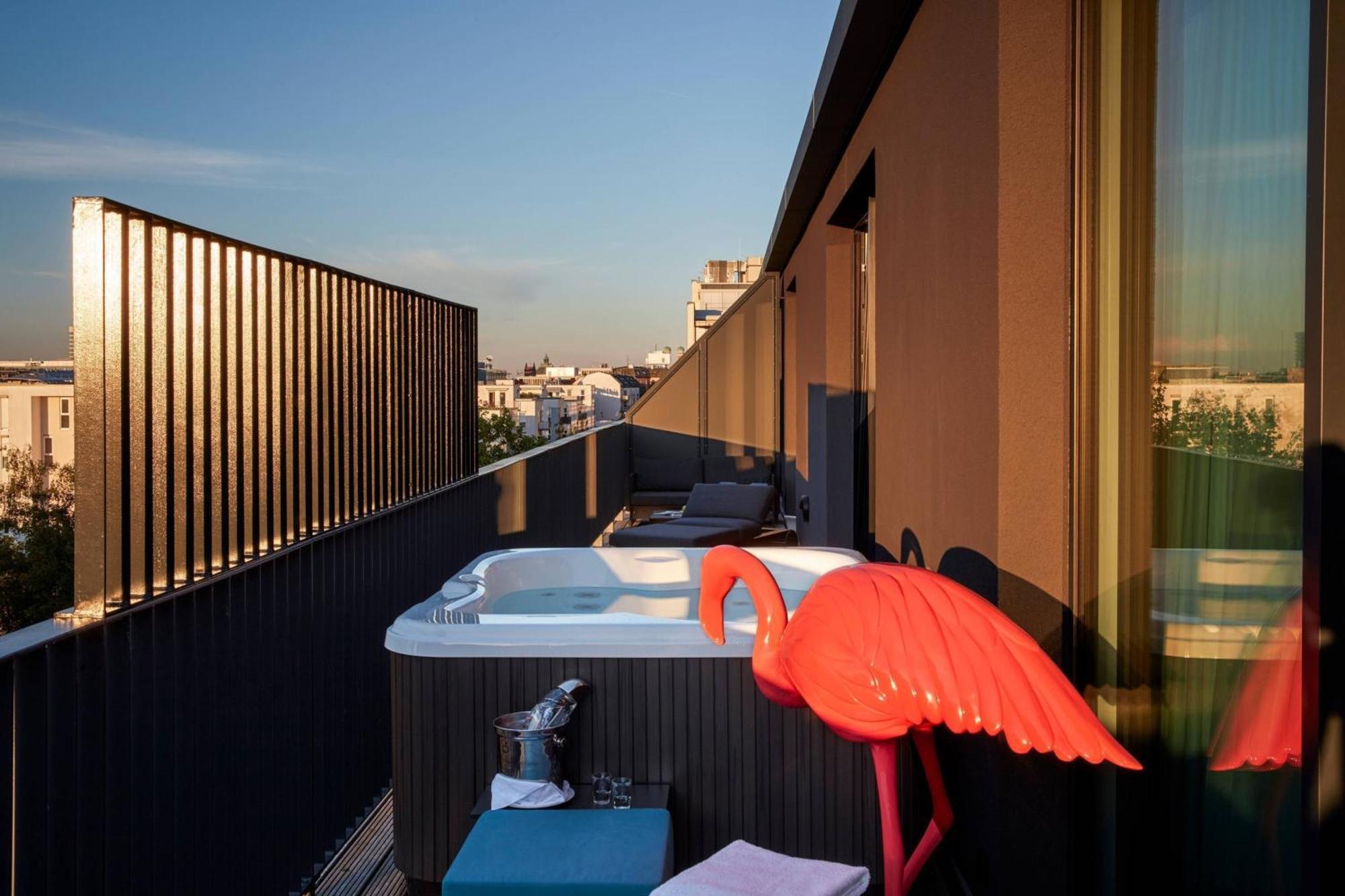 루머스 뮌헨, 오토그래프 컬렉션 호텔 외부 사진 A rooftop hot tub