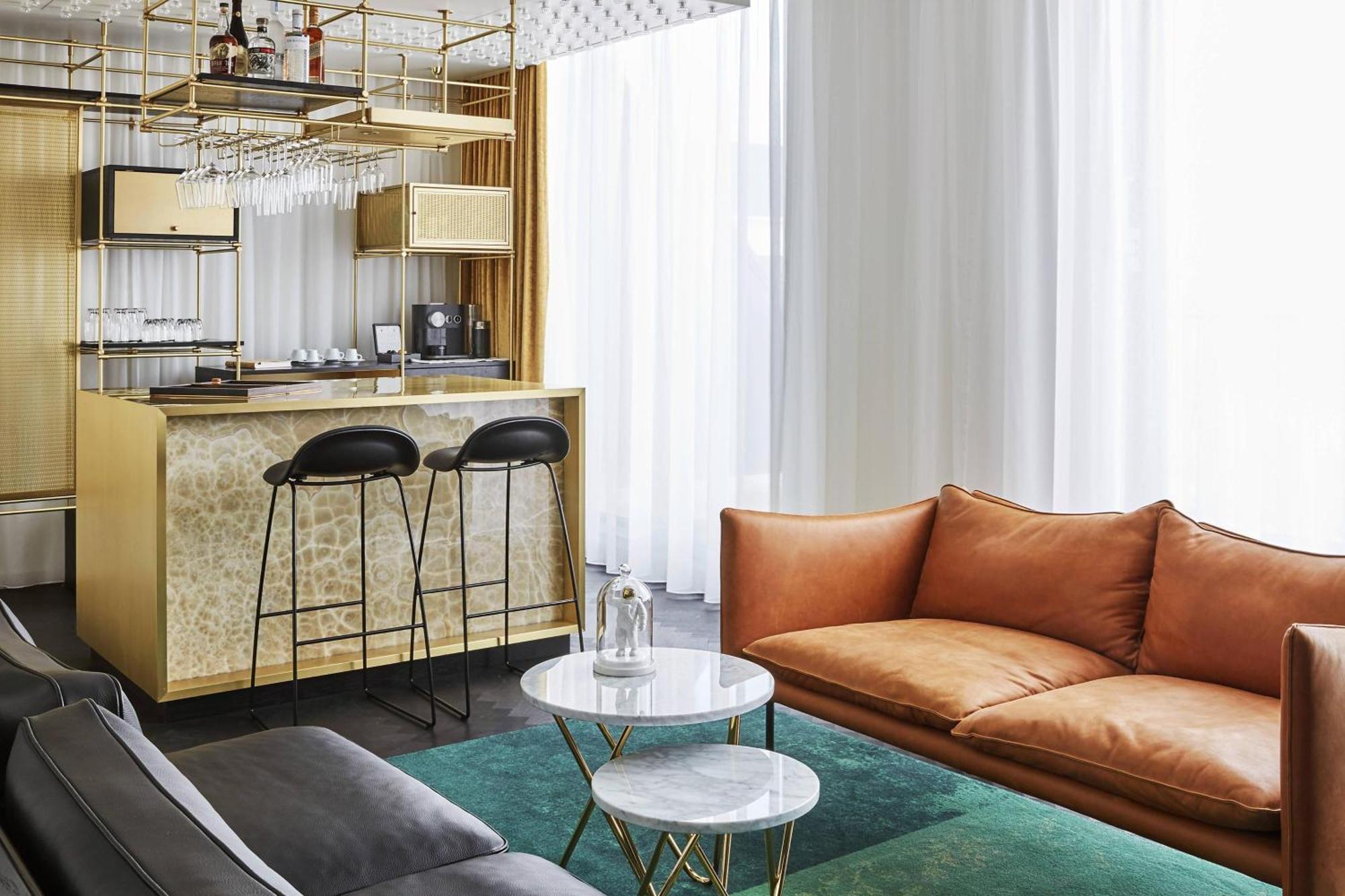 루머스 뮌헨, 오토그래프 컬렉션 호텔 외부 사진 The living room of a penthouse at The Standard East Village
