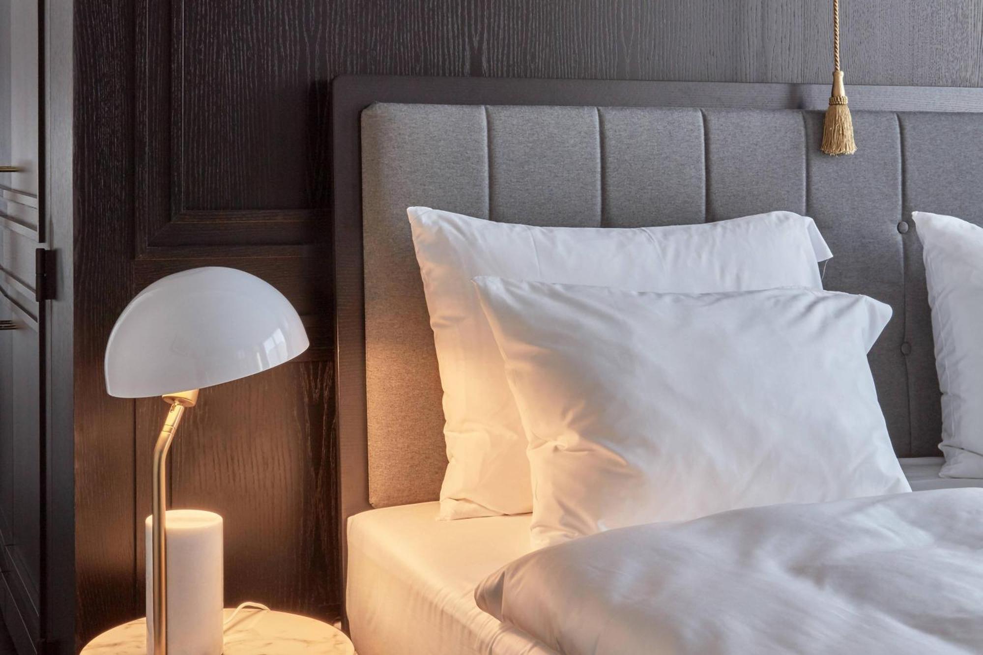 루머스 뮌헨, 오토그래프 컬렉션 호텔 외부 사진 A bed with pillows