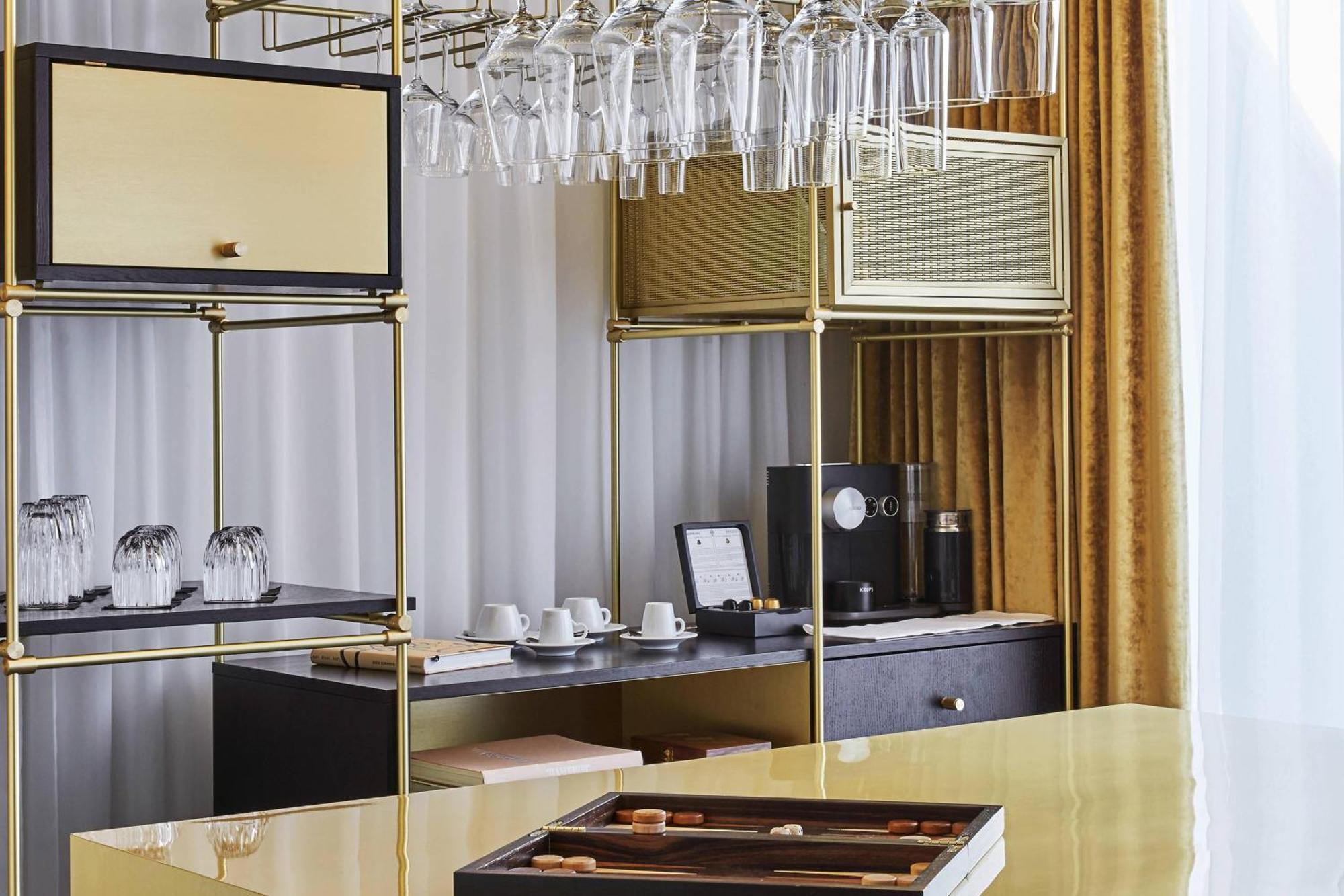 루머스 뮌헨, 오토그래프 컬렉션 호텔 외부 사진 A mini-bar in a hotel room