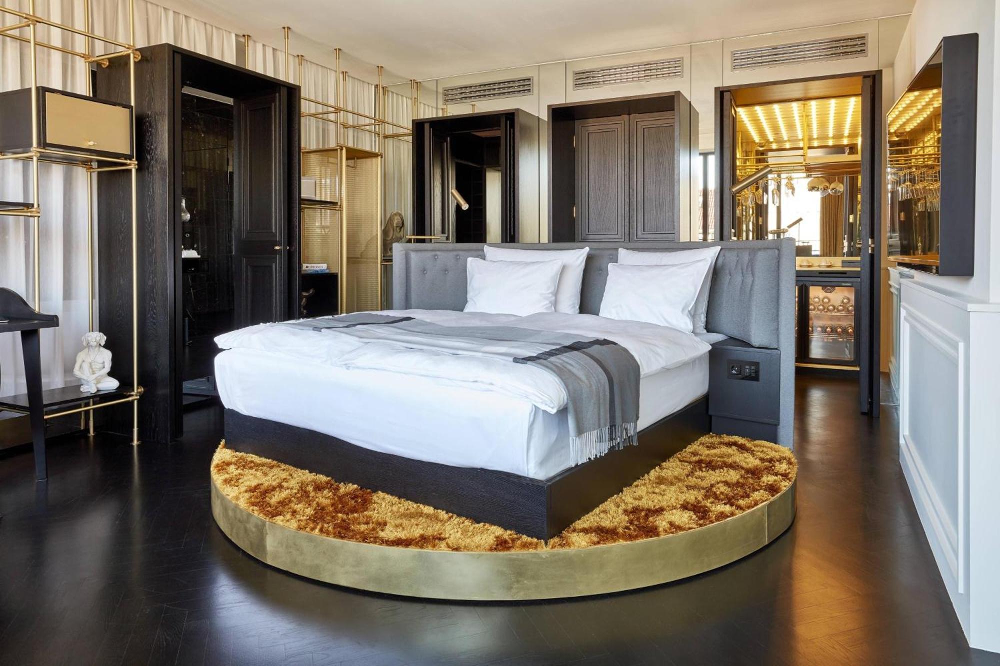 루머스 뮌헨, 오토그래프 컬렉션 호텔 외부 사진 A bedroom at the Mandarin Oriental, Munich